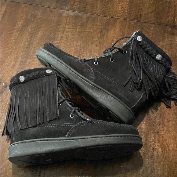 Minnetonka Black Fringe Ankle Sherpa lined Boots Braided concho size 9 - Picture 1 of 8
